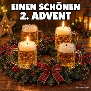 Vier Bierkrüge in einem Adventskranz mit Tannengrün, Zapfen und karierten Schleifen, zwei Krüge mit brennenden Kerzen, darüber "Einen schönen 2. Advent"