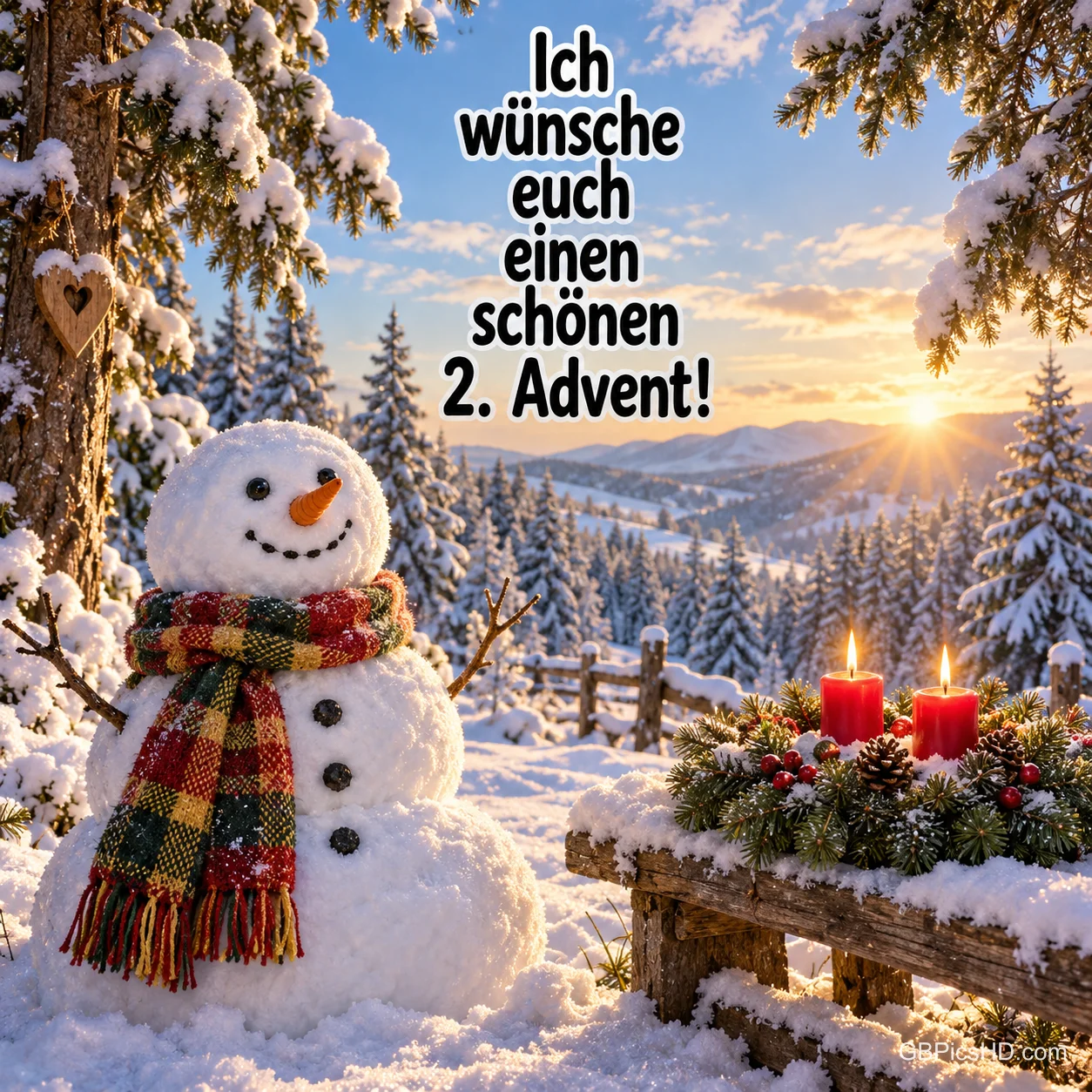 Fröhlicher Schneemann mit kariertem Schal in sonniger Winterlandschaft, daneben ein Gesteck mit zwei brennenden roten Kerzen auf einer verschneiten Bank