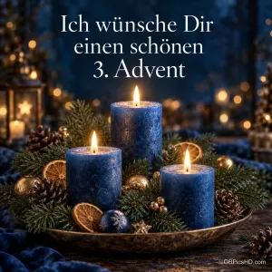 Drei brennende blaue Kerzen auf einem Messingtablett mit Tannenzweigen, Orangenscheiben, Zapfen und goldenen Kugeln, darüber der Gruß zum schönen 3. Advent.