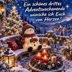 Ein leuchtender Schneemann mit Mütze und Schal sitzt auf einer verschneiten Bank, davor ein Adventskranz mit drei brennenden Kerzen, im Hintergrund ein Lichterdorf am See