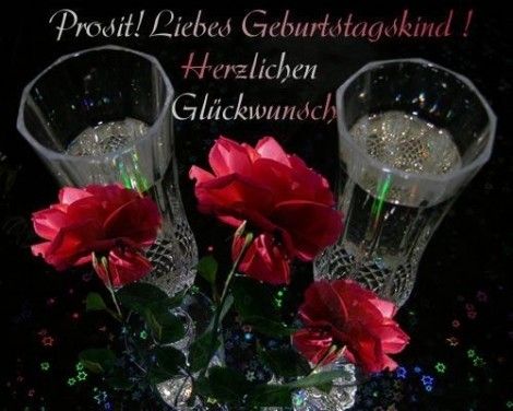 Zwei Sektgläser und rote Rosen stehen vor schwarzem Hintergrund mit bunten Sternen und "Prosit! Liebes Geburtstagskind!".