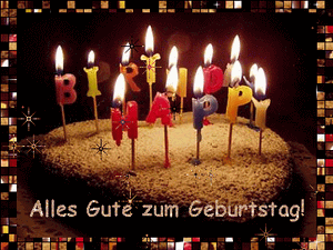 Auf einem Kuchen brennen Buchstabenkerzen mit "Happy Birthday"; darunter steht "Alles Gute zum Geburtstag!".