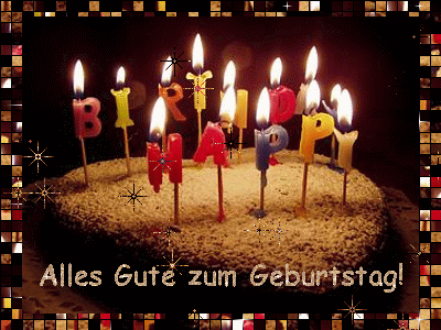 Auf einem Kuchen brennen Buchstabenkerzen mit "Happy Birthday"; darunter steht "Alles Gute zum Geburtstag!".
