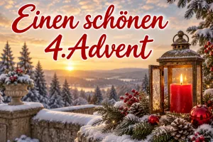 Eine Laterne mit roter Kerze steht vor verschneiten Tannen im Sonnenaufgang unter "Einen schönen 4. Advent".
