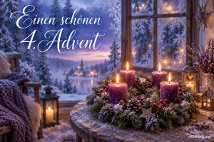 Ein Kranz mit vier brennenden violetten Kerzen steht am Fenster vor einer Winterlandschaft mit dem Gruß "Einen schönen 4. Advent".