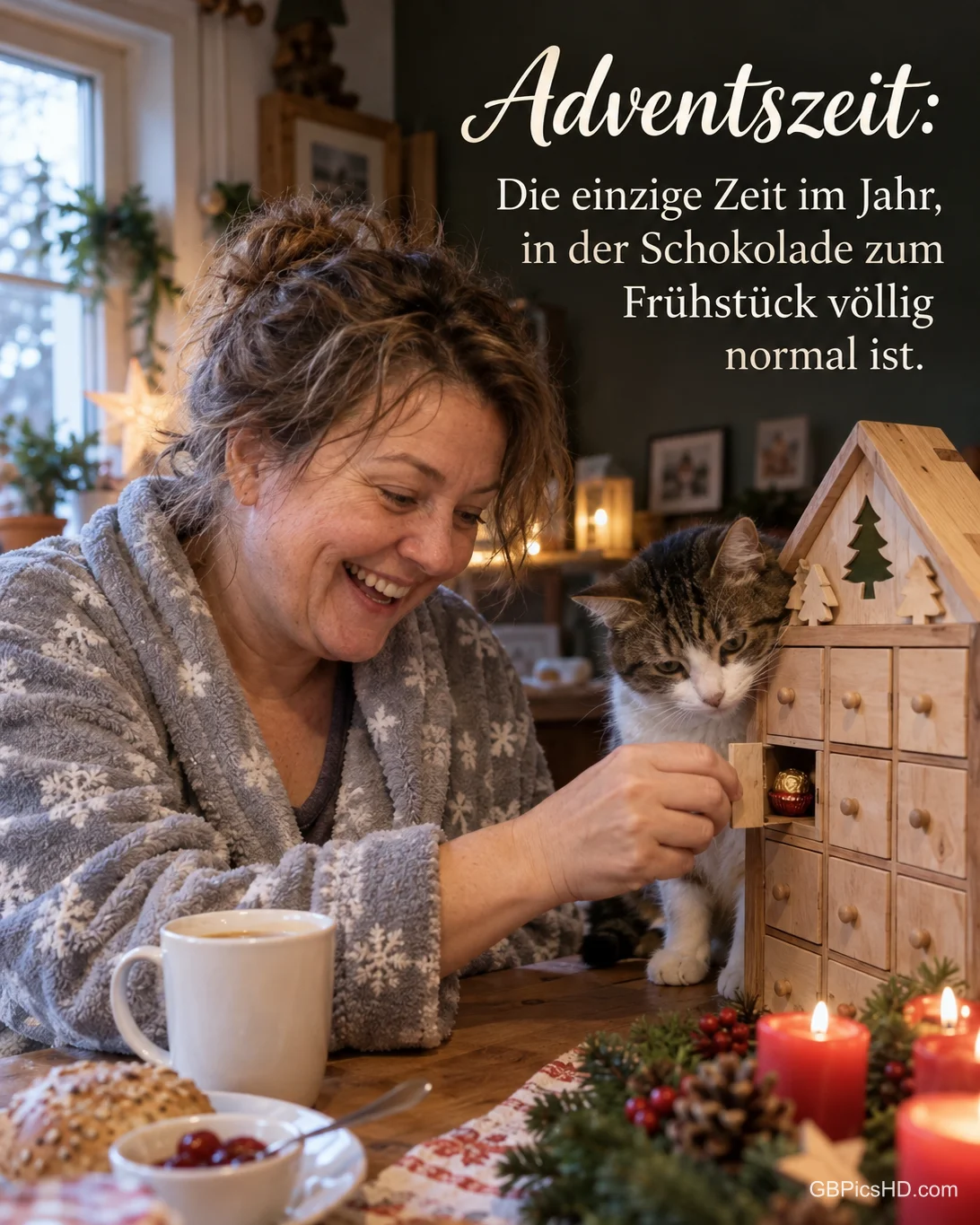 Eine Frau im Bademantel öffnet am Frühstückstisch strahlend ein Türchen ihres Holz-Adventskalenders, eine Katze schaut zu, dazu „Adventszeit“.