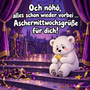 Ein trauriger weißer Teddybär sitzt mit einem goldenen Stern auf Bühnenstufen zwischen Konfetti, Masken und violetten Vorhängen nach dem Karneval.