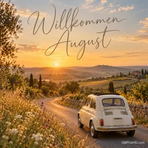Kleiner weißer Oldtimer fährt auf einer kurvigen Landstraße durch sommerliche Hügel bei Sonnenuntergang, darüber in feiner Schreibschrift "Willkommen August"