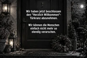 Vor einer dunklen Haustür mit dem Spruch zum "Herzlich Willkommen"-Türkranz stehen Laternen, ein Kranz und ein Igel.