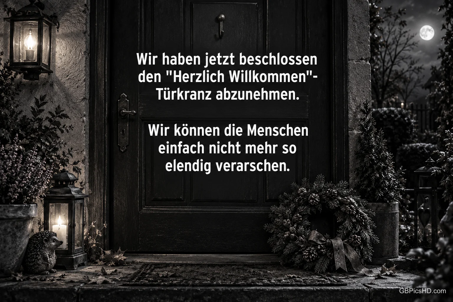 Vor einer dunklen Haustür mit dem Spruch zum "Herzlich Willkommen"-Türkranz stehen Laternen, ein Kranz und ein Igel.