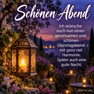 Eine verzierte Laterne mit Kerze hängt in einem blühenden Garten in der Dämmerung, daneben der Wunsch für einen geruhsamen und schönen Dienstagabend.