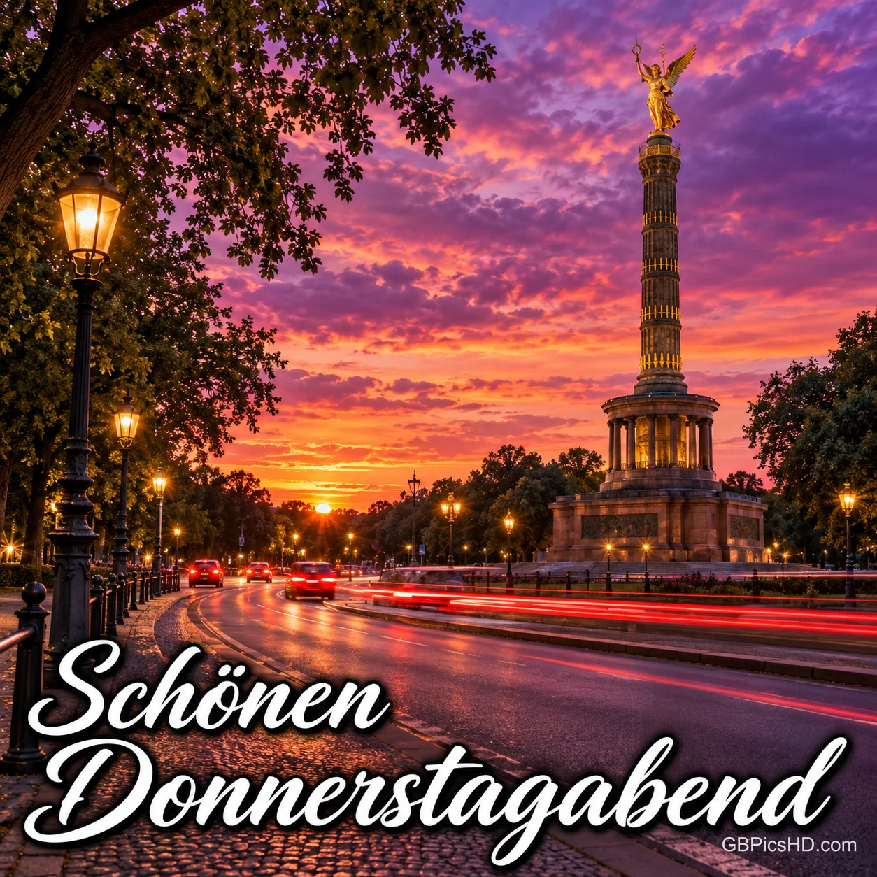 Die Berliner Siegessäule im violetten Abendhimmel, davor eine Allee mit Straßenlaternen und Lichtspuren von Autos, Schriftzug "Schönen Donnerstagabend"