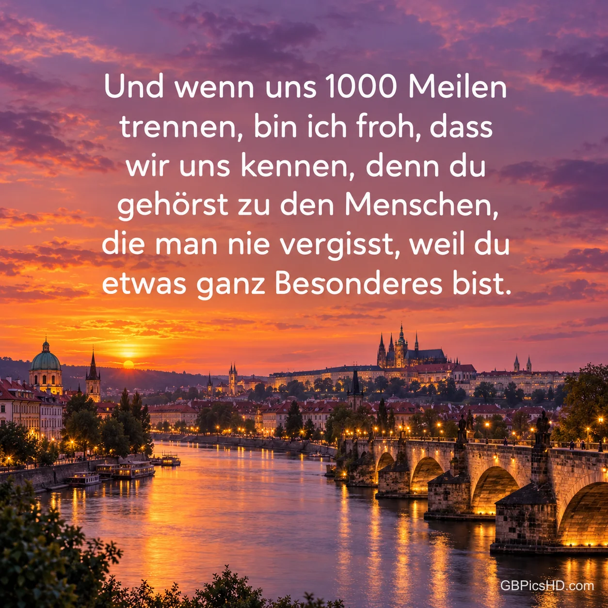 Altstadt mit Brücke und Fluss im lila-orangen Abendrot, dazu der Spruch "Und wenn uns 1000 Meilen trennen, bin ich froh, dass wir uns kennen …". Altstadt mit Brücke und Fluss im lila-orangen Abendrot, dazu der Spruch "Und wenn uns 1000 Meilen trennen, bin ich froh, dass wir uns kennen …".