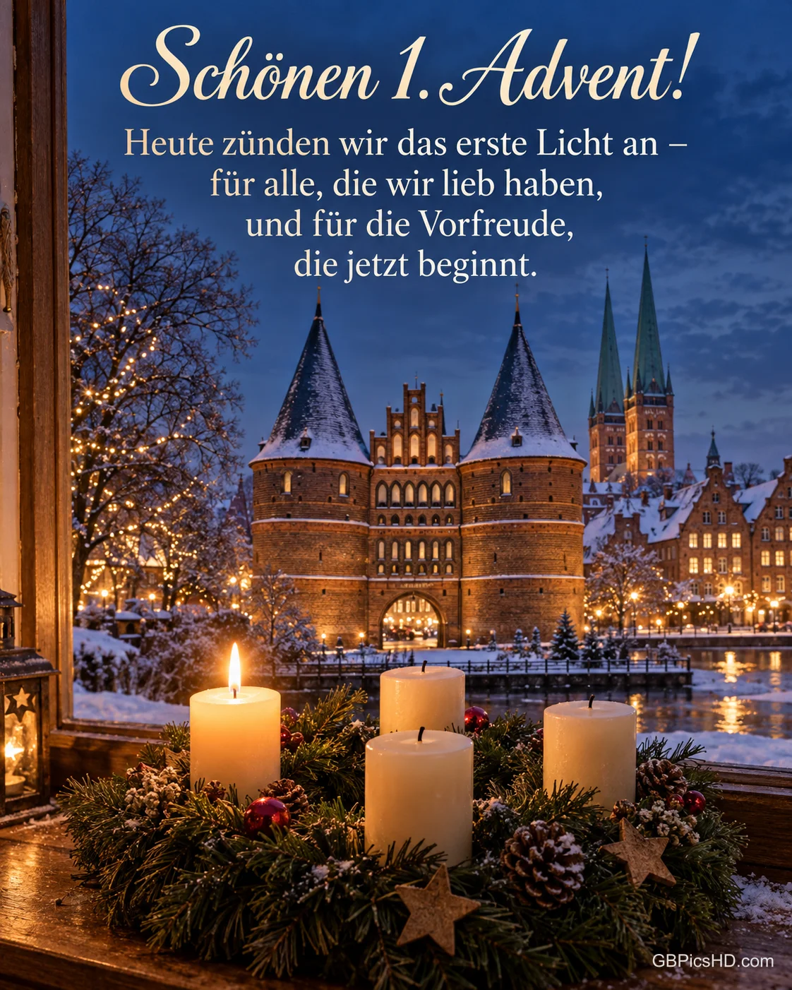 Das verschneite Holstentor in Lübeck mit Weihnachtslichtern in der Dämmerung, vorn auf der Fensterbank brennt die erste Kerze am Adventskranz, dazu „Schönen 1. Advent!“.