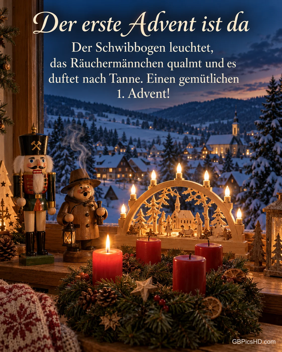 Auf der Fensterbank leuchten ein Schwibbogen, ein Räuchermännchen und ein Nussknacker aus dem Erzgebirge, davor brennt die erste Kerze am Adventskranz, dazu "Der erste Advent ist da".