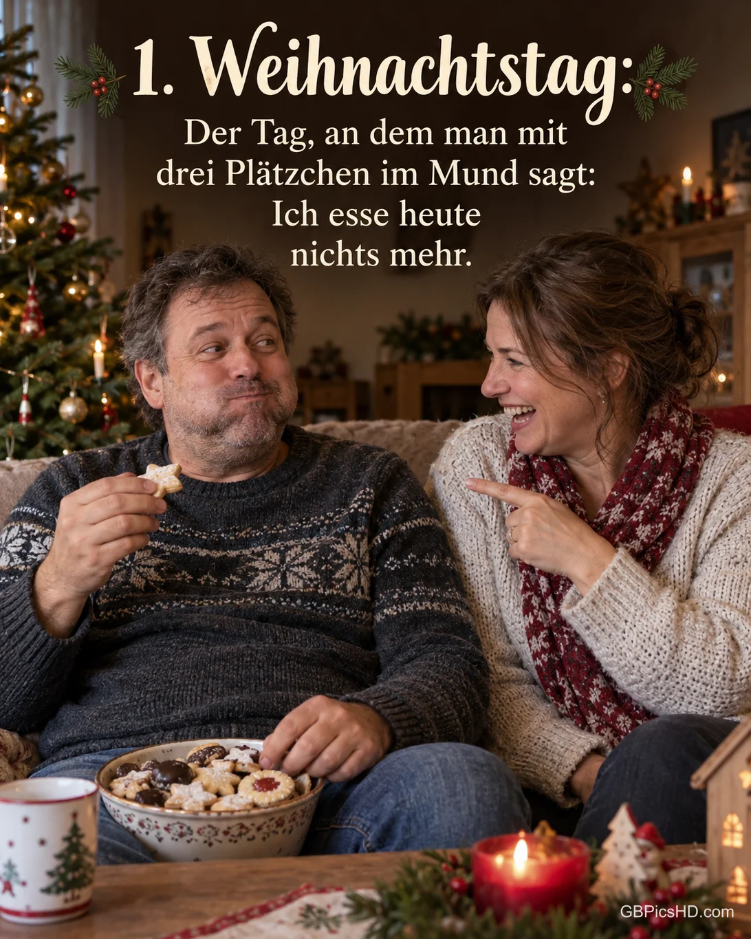Ein Mann auf dem Sofa mit vollen Backen greift nach noch einem Plätzchen, seine Frau lacht und zeigt auf ihn, dazu „1. Weihnachtstag“.