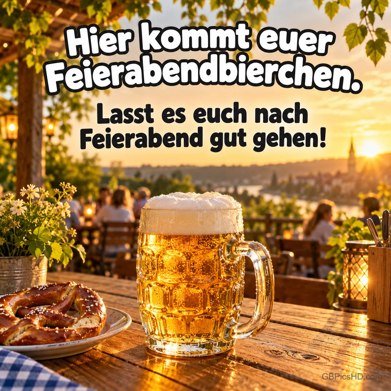 Ein schäumender Bierkrug mit Brezel im Biergarten bei Abendsonne und dem Spruch "Hier kommt euer Feierabendbierchen. Lasst es euch nach Feierabend gut gehen!". Ein schäumender Bierkrug mit Brezel im Biergarten bei Abendsonne und dem Spruch "Hier kommt euer Feierabendbierchen. Lasst es euch nach Feierabend gut gehen!".