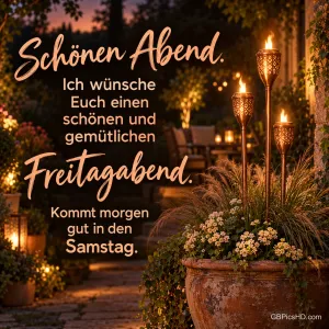 Drei brennende Gartenfackeln stehen in einem Blumentopf auf einer stimmungsvoll beleuchteten Terrasse: "Schönen Abend."