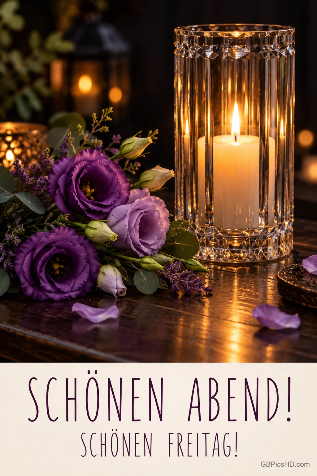 Eine Kerze im hohen Glas steht neben violetten Blüten auf einem Holztisch mit "SCHÖNEN ABEND! SCHÖNEN FREITAG!". Eine Kerze im hohen Glas steht neben violetten Blüten auf einem Holztisch mit "SCHÖNEN ABEND! SCHÖNEN FREITAG!".