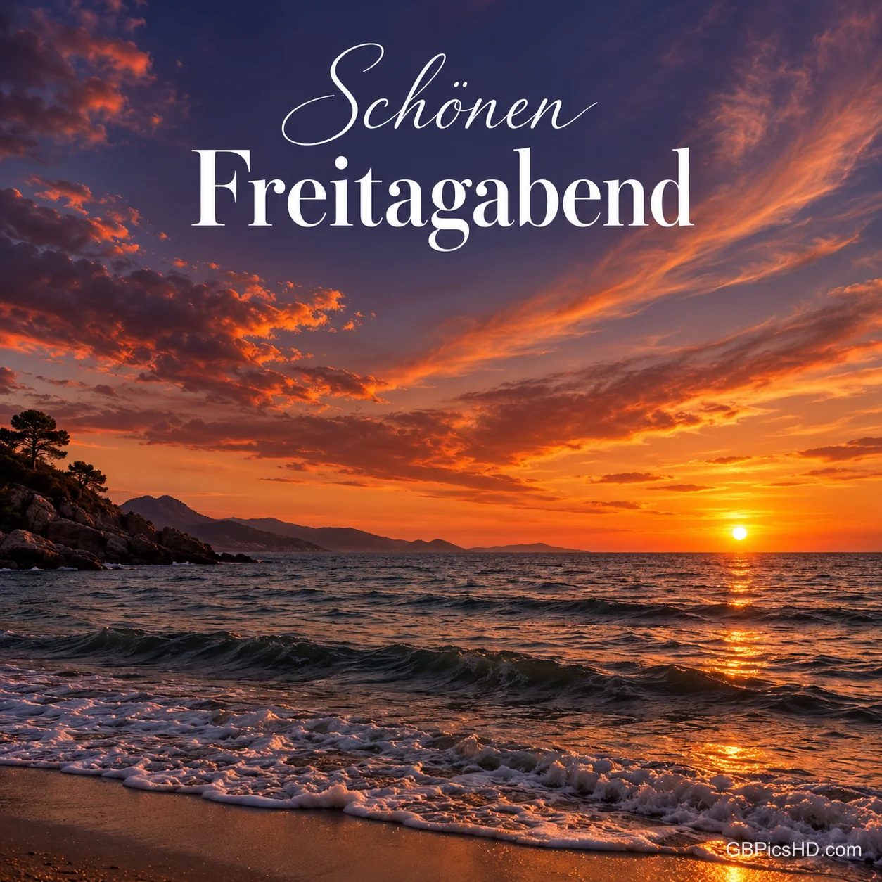 Wellen rollen an einen Sandstrand, über dem Meer leuchtet ein orange-violetter Sonnenuntergang mit dramatischen Wolken, darüber der Gruß Schönen Freitagabend Wellen rollen an einen Sandstrand, über dem Meer leuchtet ein orange-violetter Sonnenuntergang mit dramatischen Wolken, darüber der Gruß Schönen Freitagabend