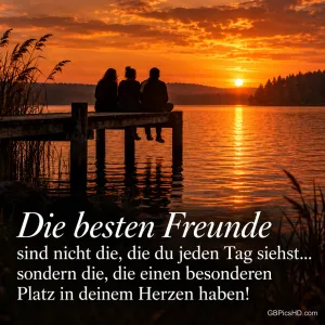 Drei Freunde sitzen als Silhouetten auf einem Steg am See im Sonnenuntergang, dazu "Die besten Freunde sind nicht die, die du jeden Tag siehst … sondern die, die einen besonderen Platz in deinem Herzen haben!".