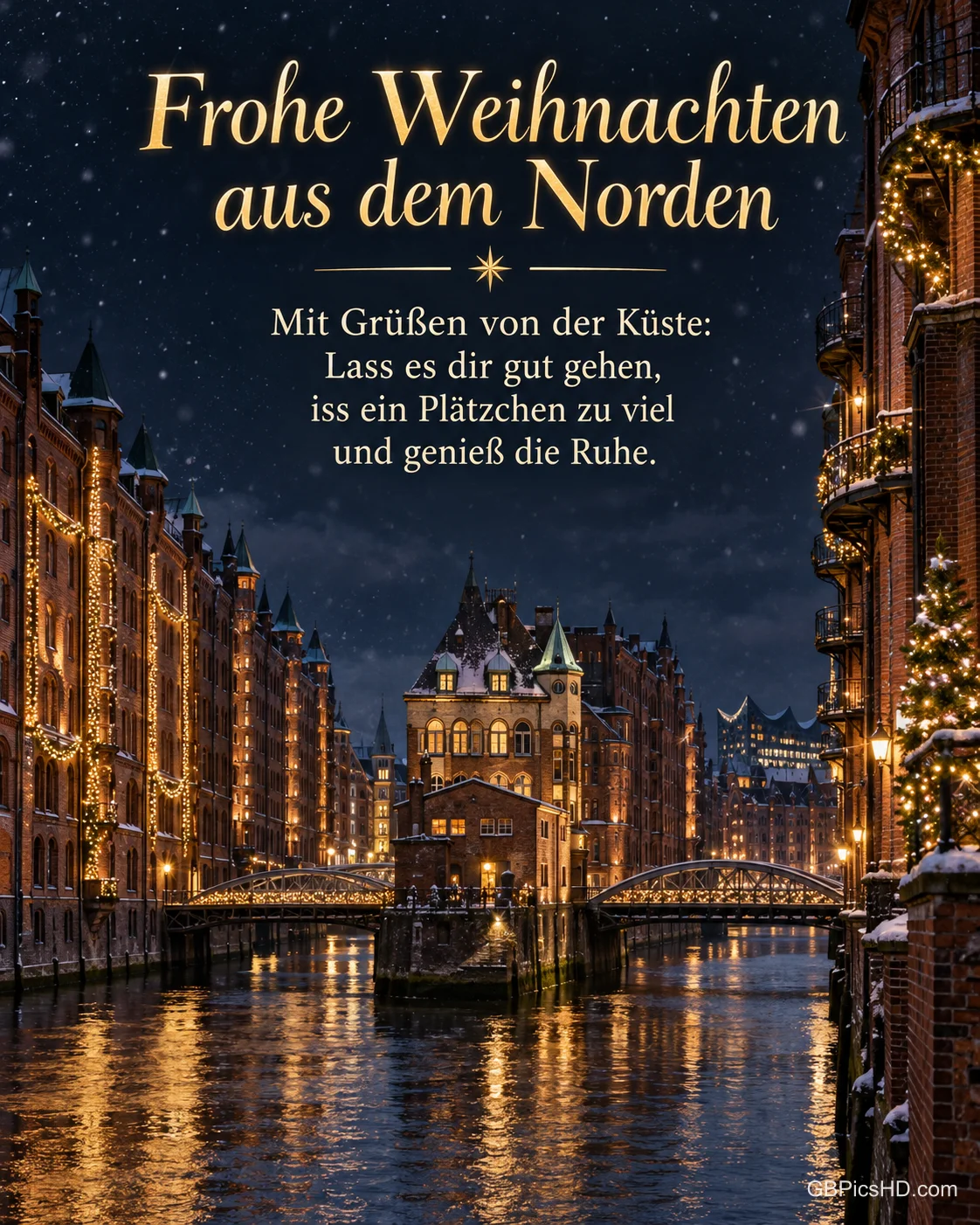 Die Hamburger Speicherstadt bei Nacht mit Weihnachtslichtern, die sich in den Fleeten spiegeln, dazu „Frohe Weihnachten aus dem Norden“.