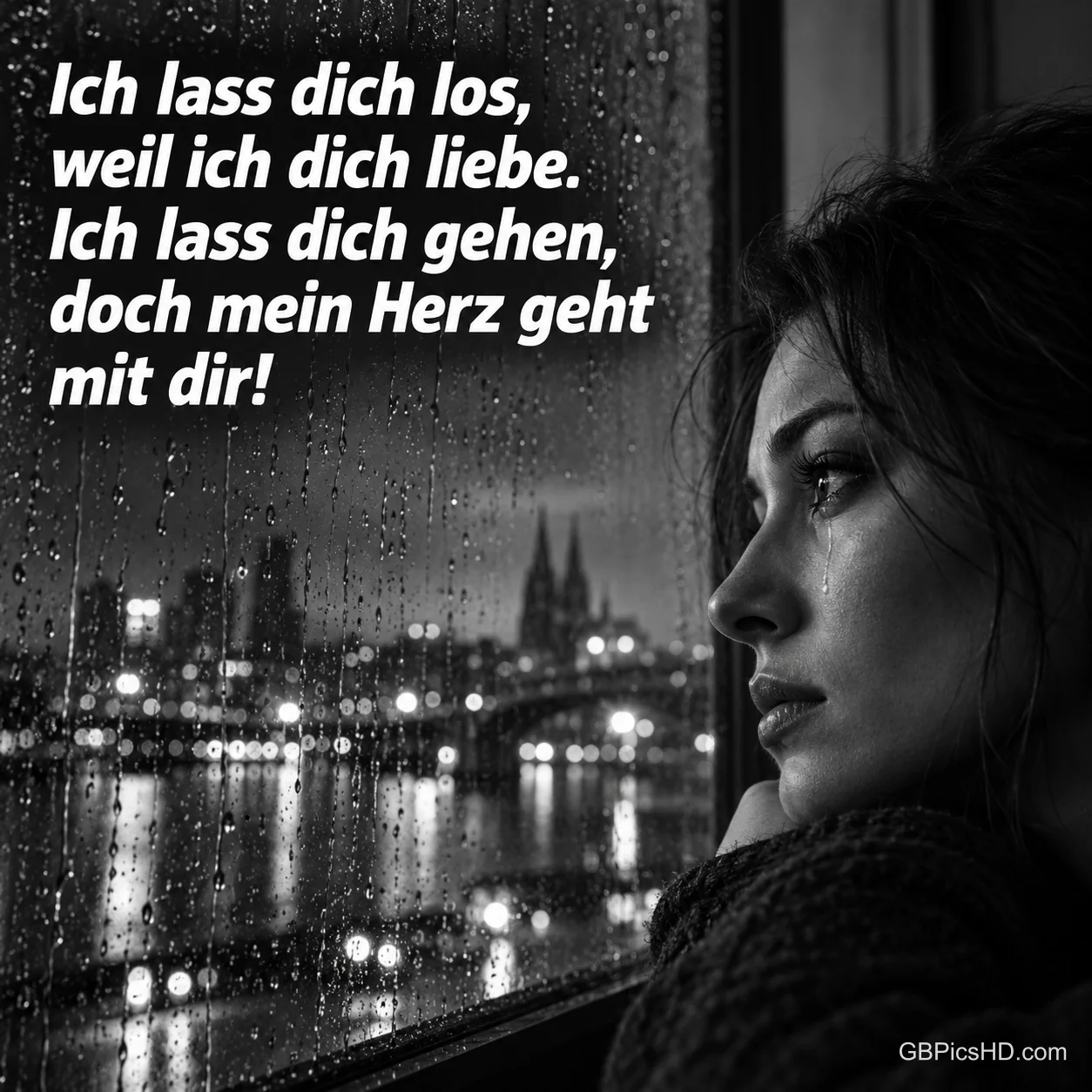 Schwarz-weißes Bild einer nachdenklichen Frau am verregneten Fenster mit Blick auf die nächtliche Stadt, dazu "Ich lass dich los, weil ich dich liebe." Schwarz-weißes Bild einer nachdenklichen Frau am verregneten Fenster mit Blick auf die nächtliche Stadt, dazu "Ich lass dich los, weil ich dich liebe."