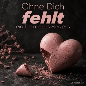 Ein zerbrochenes rosa Steinherz auf dunklem Grund mit abgebrochenem Stück und zarten Blüten, darüber der Text "Ohne Dich fehlt ein Teil meines Herzens."