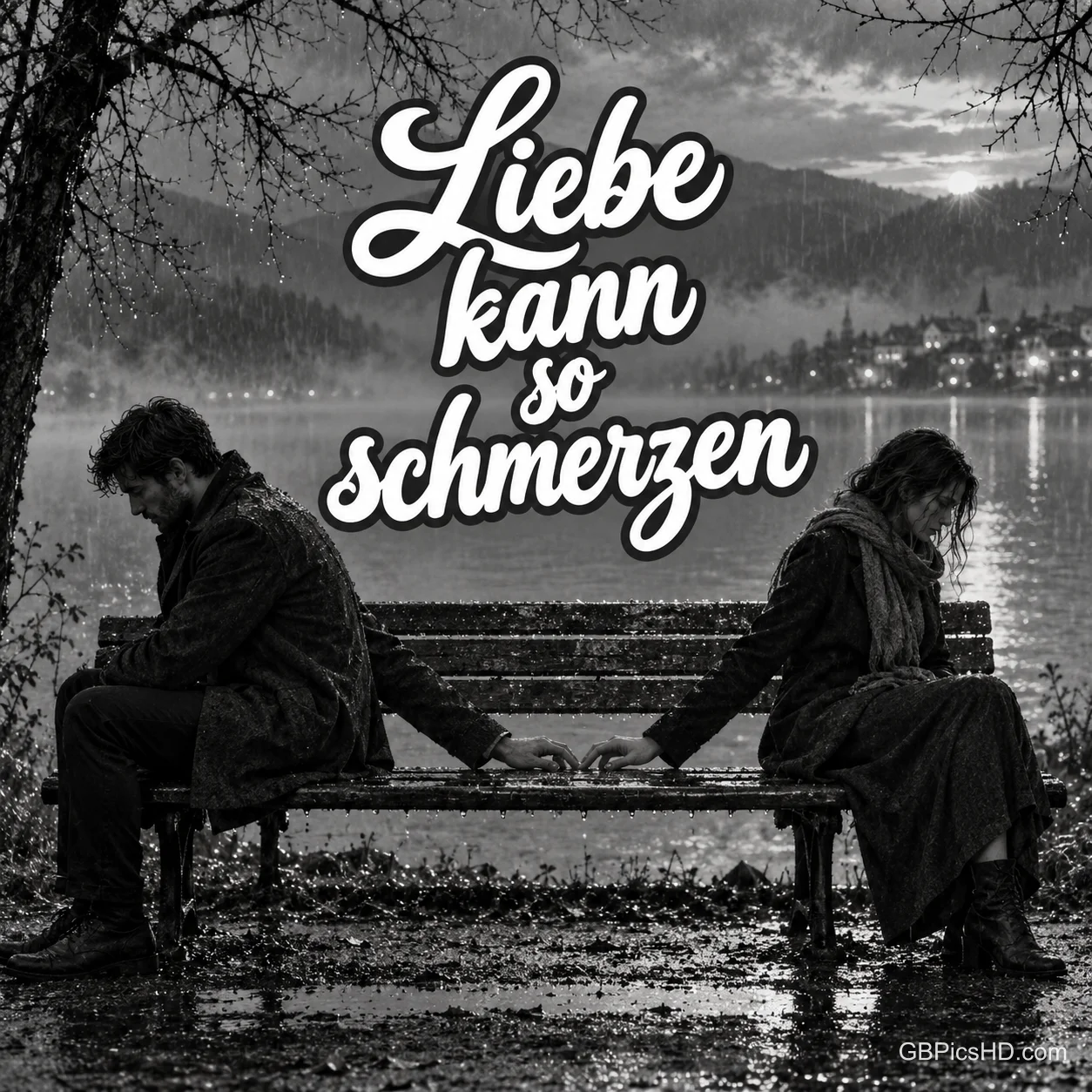 Schwarz-weißes Bild eines traurigen Paares, das abgewandt auf einer Bank am See sitzt, die Hände berühren sich noch, dazu "Liebe kann so schmerzen" Schwarz-weißes Bild eines traurigen Paares, das abgewandt auf einer Bank am See sitzt, die Hände berühren sich noch, dazu "Liebe kann so schmerzen"