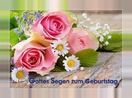 Strauß rosa Rosen und Gänseblümchen auf Holzbrett zum Geburtstag.
