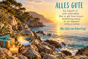 Ein Sonnenuntergang am felsigen Meer mit Glaskugel, Kerze und Geschenk begleitet "Alles Gute zum Geburtstag!".