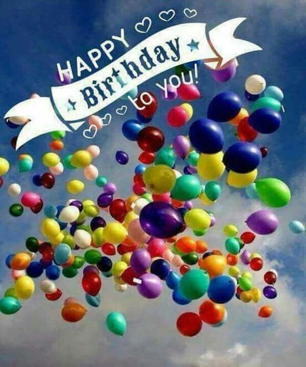 Bunte Luftballons zum Geburtstag vor blauem Himmel