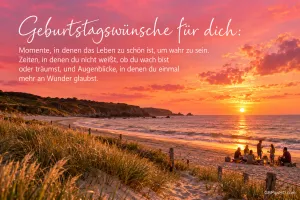 Sonnenuntergang am Meer mit Dünen, Strand und einer Gruppe am Wasser unter "Geburtstagswünsche für dich:".