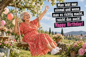 Eine lachende ältere Frau im roten Blumenkleid sitzt auf einer Gartenschaukel und hebt einen Arm neben "Happy Birthday!".