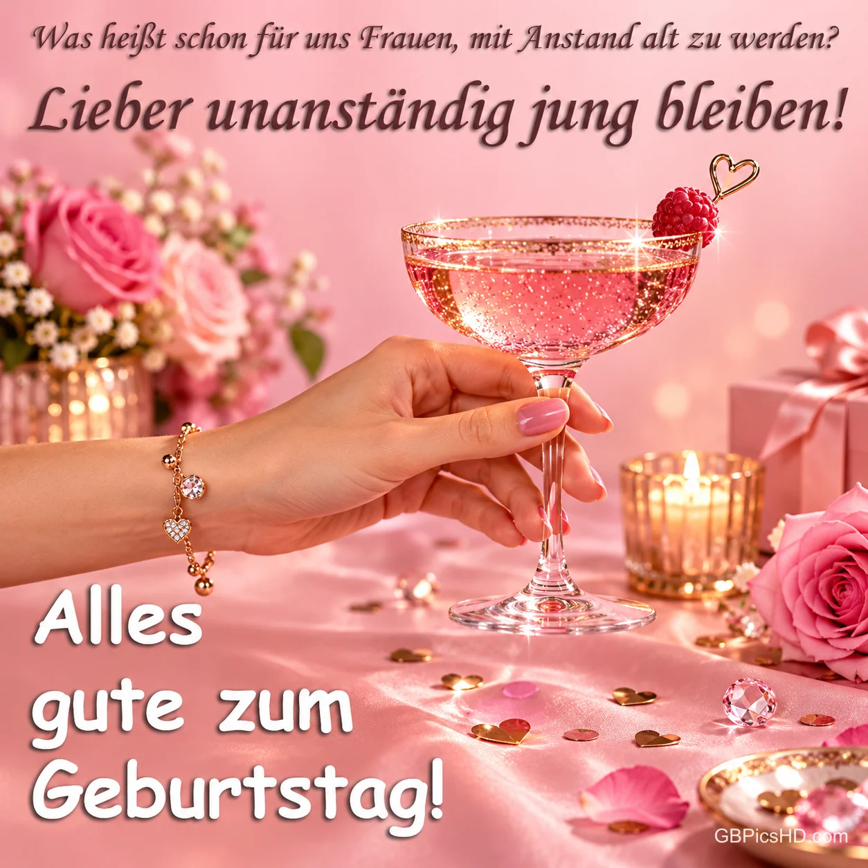 Eine Hand hält ein Glas mit rosa Getränk zwischen Rosen und Geschenken: "Alles Gute zum Geburtstag!". Eine Hand hält ein Glas mit rosa Getränk zwischen Rosen und Geschenken: "Alles Gute zum Geburtstag!".