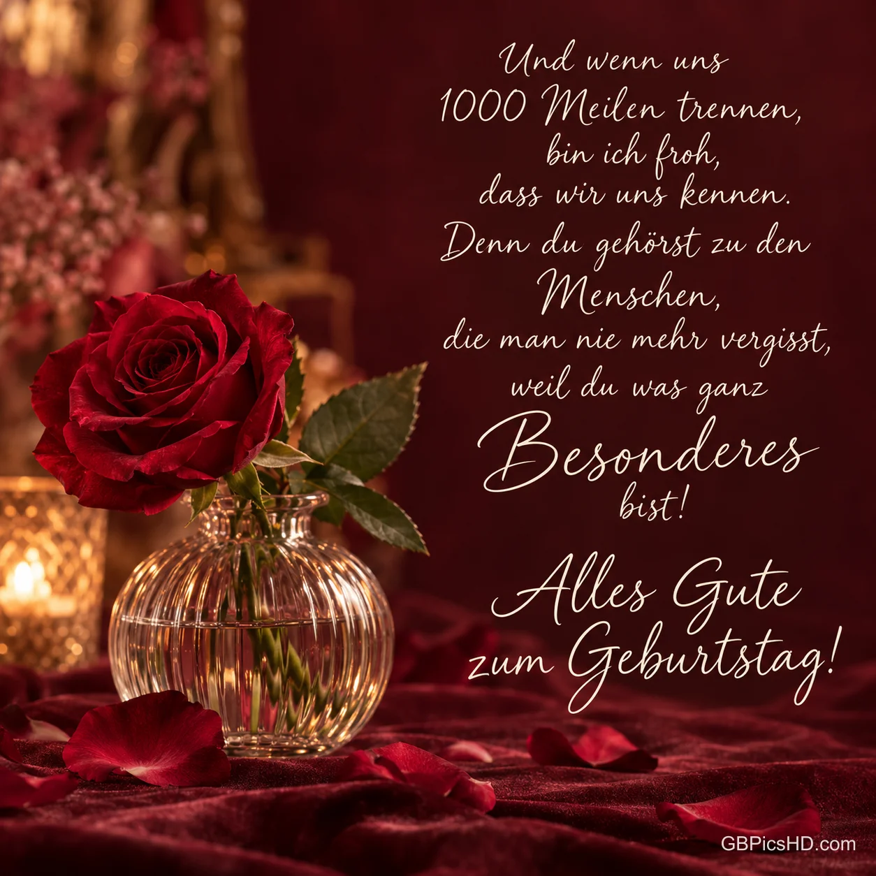 Eine rote Rose steht in einer runden Glasvase auf rotem Samt neben dem Gruß "Alles Gute zum Geburtstag!". Eine rote Rose steht in einer runden Glasvase auf rotem Samt neben dem Gruß "Alles Gute zum Geburtstag!".