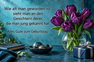Violette Tulpen in einer Glasvase, ein Buch und ein blaues Geschenk vor türkiser Wand mit "Alles Gute zum Geburtstag!".