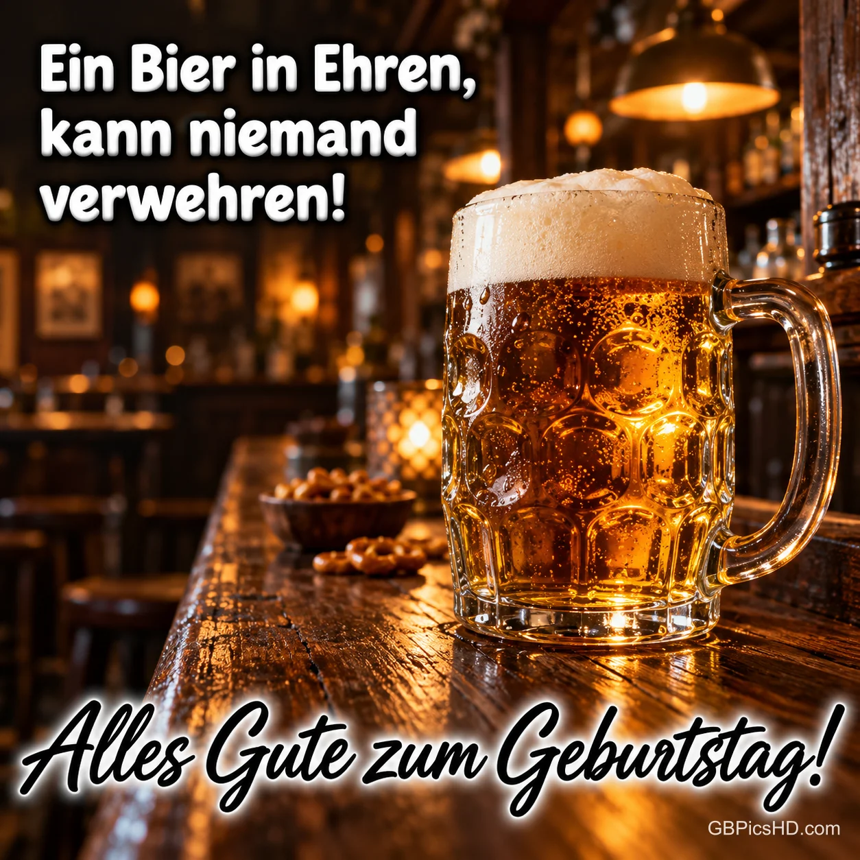 Ein Bierkrug mit goldgelbem Bier und Schaum steht auf einer Holztheke: "Alles Gute zum Geburtstag!". Ein Bierkrug mit goldgelbem Bier und Schaum steht auf einer Holztheke: "Alles Gute zum Geburtstag!".