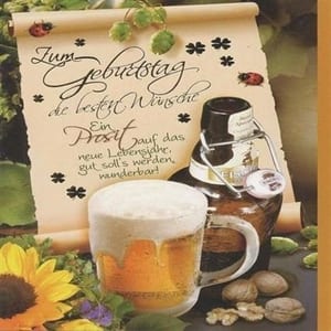Geburtstagsgruß mit Bier, Sonnenblume, Nüssen und Glückssymbolen auf einer nostalgischen Schriftrolle.