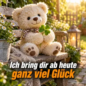 Lächelnder Teddybär mit Kleeblatt in der Pfote auf einer Gartenbank im Sonnenlicht und dem Text "Ich bring dir ab heute ganz viel Glück"