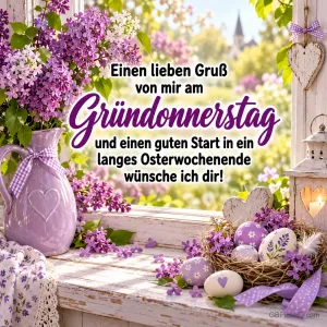 Fensterbank mit Fliedersträußen, lila Krug und Ostereiern im Nest vor einem Frühlingsgarten und dem Text "Einen lieben Gruß von mir am Gründonnerstag und einen guten Start in ein langes Osterwochenende wünsche ich dir!"