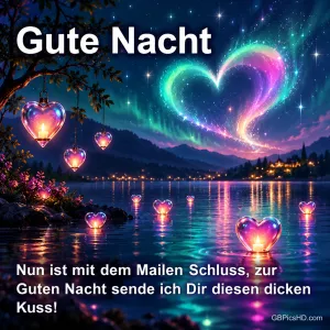 Bunte Herzlaternen schwimmen auf einem See unter einem herzförmigen Polarlicht und dem Gruß "Gute Nacht".