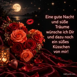 Rote und orange Rosen liegen bei Kerzenschein auf rotem Stoff, daneben steht "Eine gute Nacht und süße Träume".