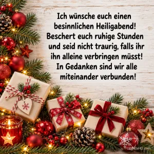 Verpackte Geschenke mit roten Schleifen, Tannenzweige, rote Kugeln, Tannenzapfen und Kerzenlicht auf hellem Holz, dazu ein tröstender Heiligabend-Spruch über Verbundenheit