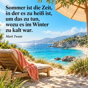 Holzliege mit Handtuch an einem Sandstrand unter einem Sonnenschirm mit Blick auf eine felsige Bucht, dazu ein Zitat von Mark Twain über den heißen Sommer