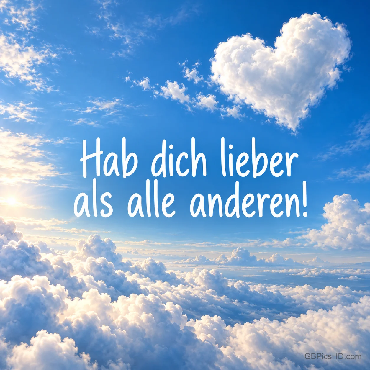 Eine herzförmige Wolke schwebt am sonnigen Himmel über einem Wolkenmeer, dazu "Hab dich lieber als alle anderen!". Eine herzförmige Wolke schwebt am sonnigen Himmel über einem Wolkenmeer, dazu "Hab dich lieber als alle anderen!".