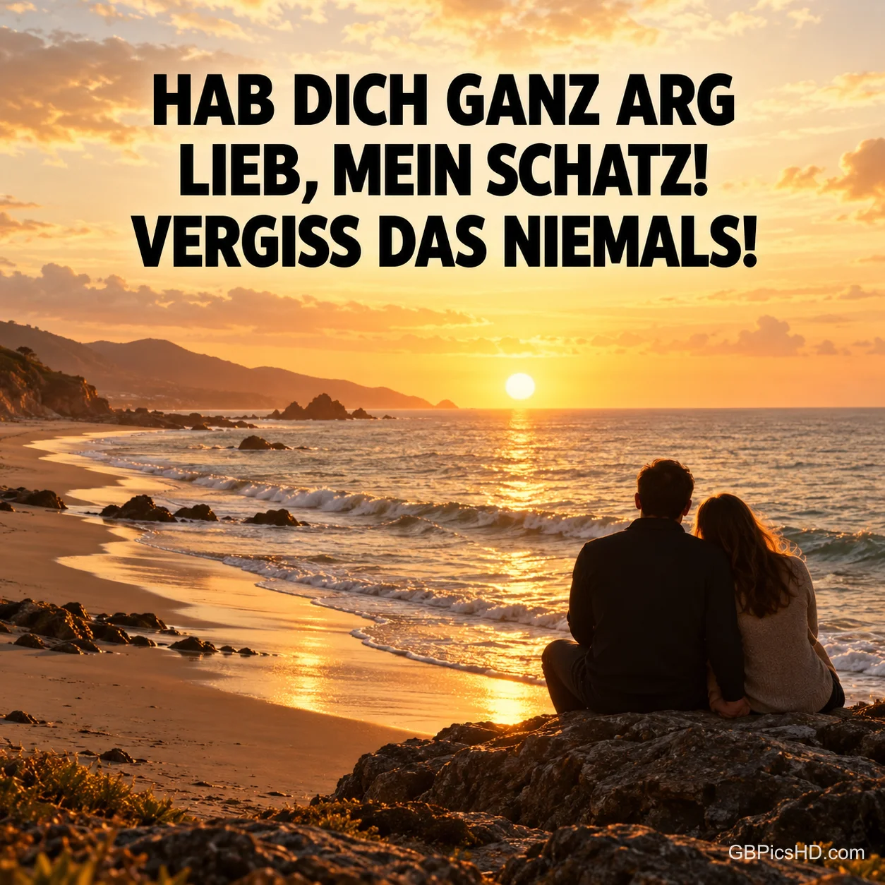 Ein Paar sitzt von hinten gesehen auf einem Felsen am Strand und schaut in den Sonnenuntergang, darüber "Hab dich ganz arg lieb, mein Schatz! Vergiss das niemals!". Ein Paar sitzt von hinten gesehen auf einem Felsen am Strand und schaut in den Sonnenuntergang, darüber "Hab dich ganz arg lieb, mein Schatz! Vergiss das niemals!".