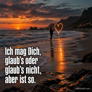 Eine kleine Silhouette malt am Strand bei Sonnenuntergang ein Lichtherz, dazu "Ich mag Dich, glaub’s oder glaub’s nicht, aber ist so."