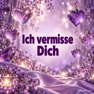 Funkelnde lila Kristallherzen hängen über Lavendel und Satin, in der Mitte steht "Ich vermisse Dich".