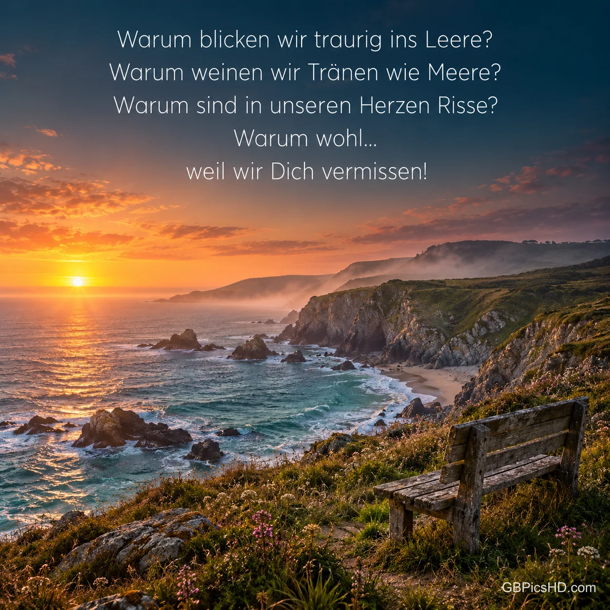 Eine leere Holzbank auf einer Klippe über dem Meer im Sonnenuntergang, darüber der Text "Warum wohl... weil wir Dich vermissen!". Eine leere Holzbank auf einer Klippe über dem Meer im Sonnenuntergang, darüber der Text "Warum wohl... weil wir Dich vermissen!".